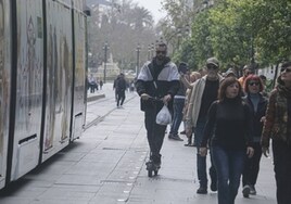 Un aparcamiento de patinetes en Torneo para evitar que entren al Centro de Sevilla en Semana Santa