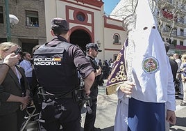 La Policía Nacional pide apoyo a las cofradías del Sábado Santo ante la falta de agentes en Sevilla