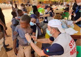 Pediatras del Instituto Hispalense viajan a Costa de Marfil para vacunar contra la meningitis
