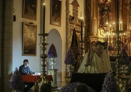 Alberto García Reyes meditó ante el Cristo de la Caridad de Santa Marta