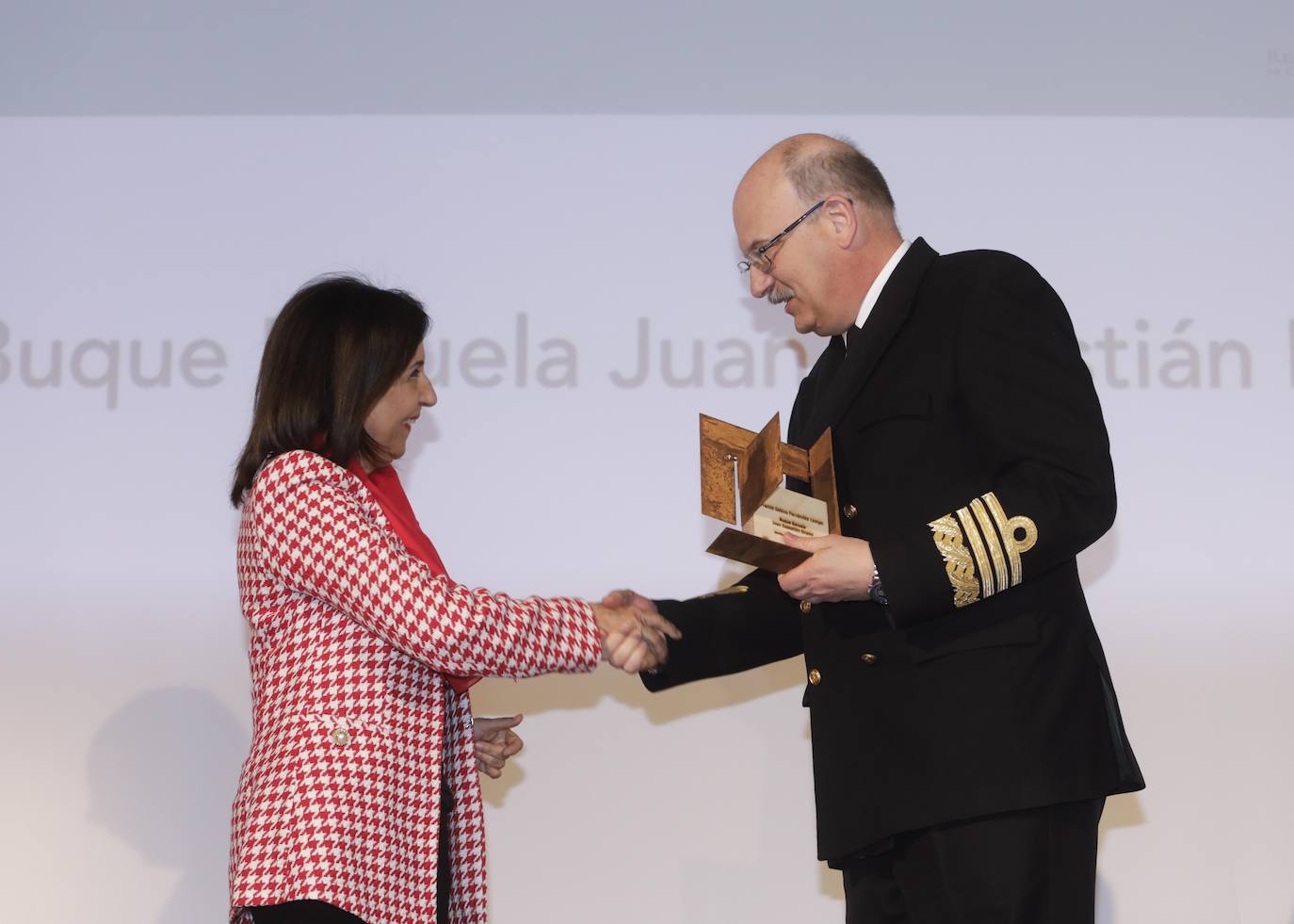 Ministra de Defensa, Margarita Robles y Sr. Al. D. Carlos Martínez - Merello Diaz de Miranda.