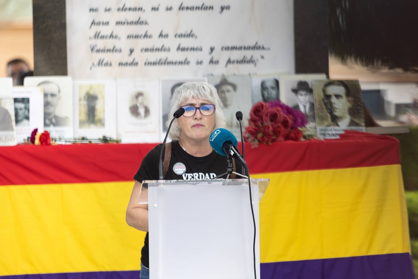 Los llantos y los aplausos se mezclaron ayer en el entierro de los restos de las víctimas de la fosa de Pico Reja