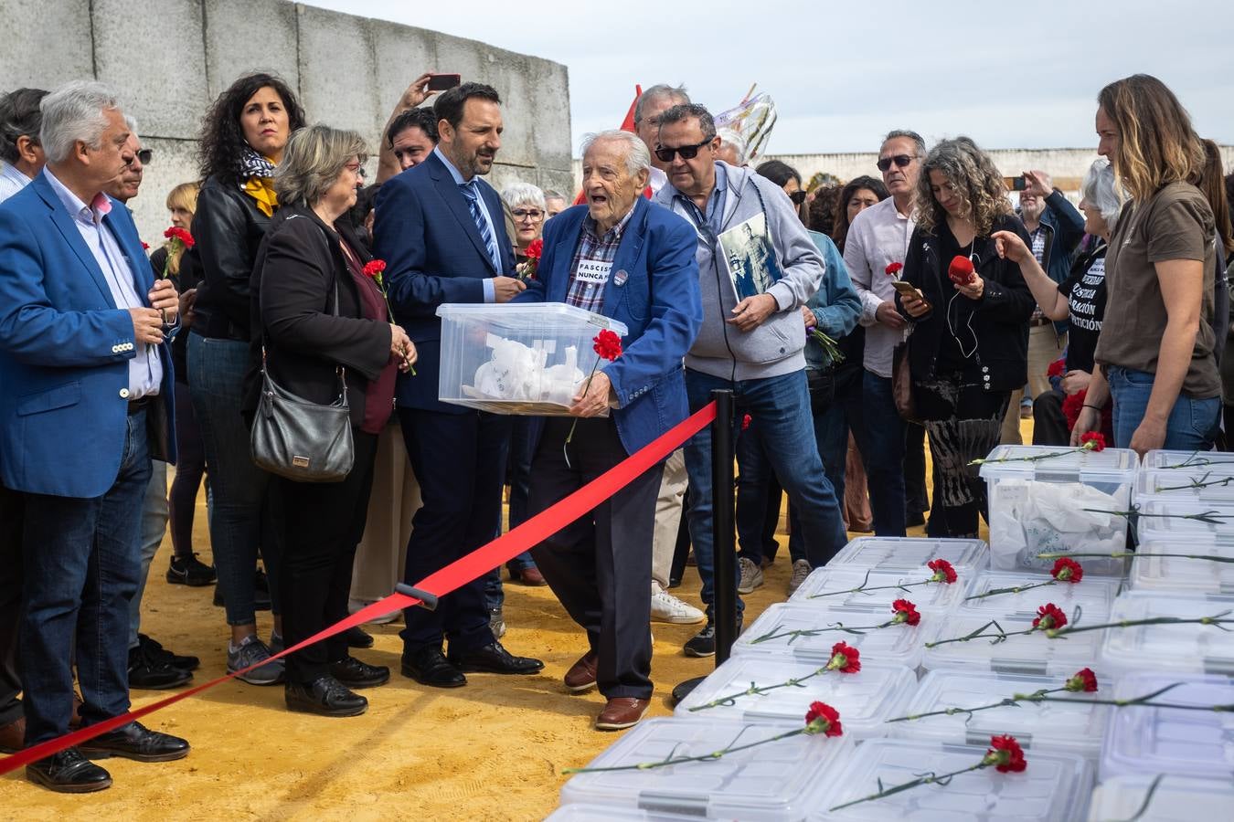 Los llantos y los aplausos se mezclaron ayer en el entierro de los restos de las víctimas de la fosa de Pico Reja