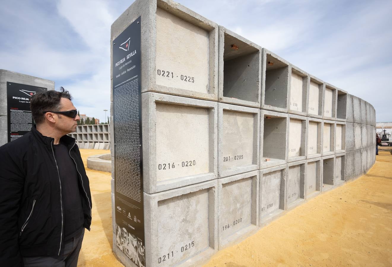 Los llantos y los aplausos se mezclaron ayer en el entierro de los restos de las víctimas de la fosa de Pico Reja