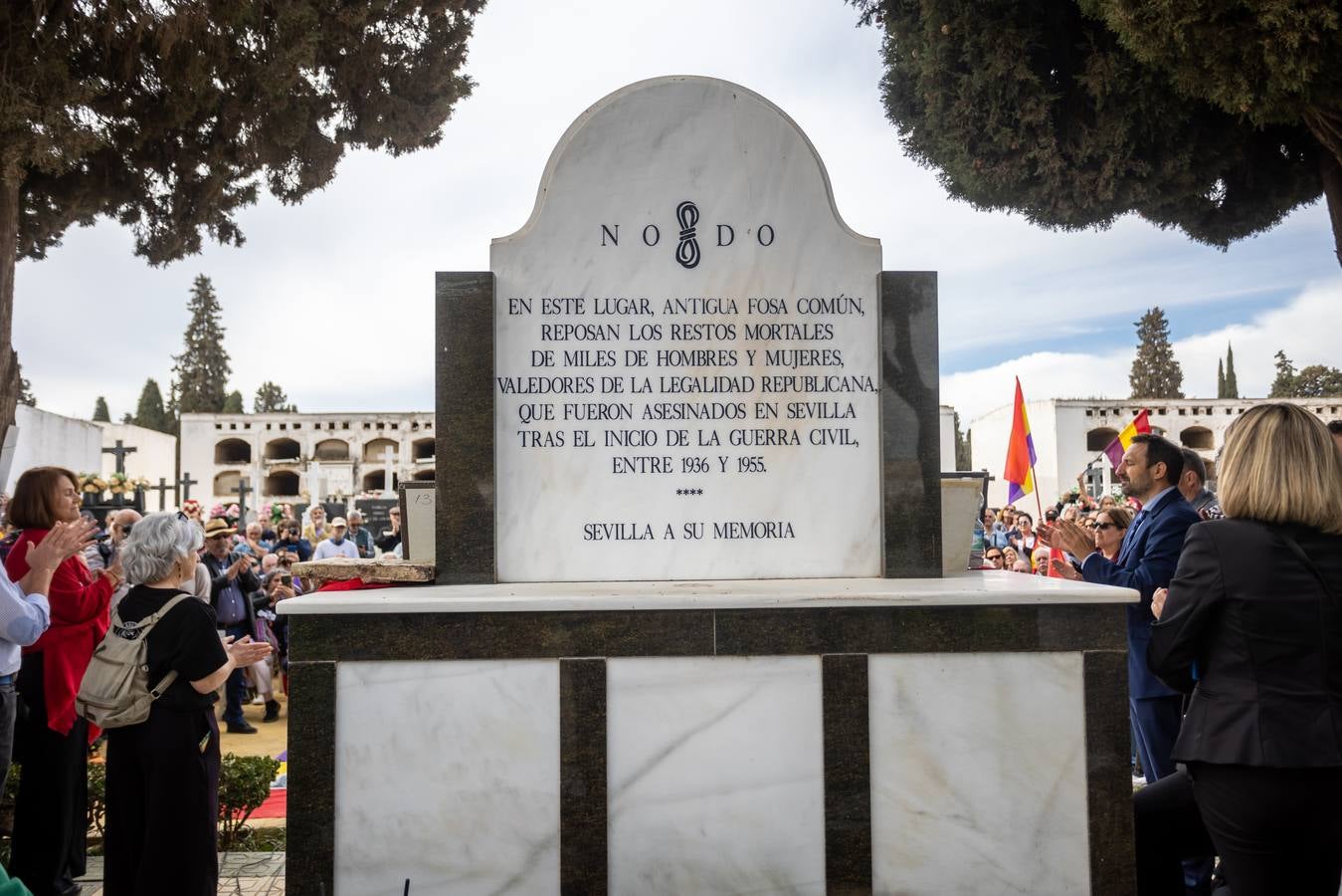 Los llantos y los aplausos se mezclaron ayer en el entierro de los restos de las víctimas de la fosa de Pico Reja