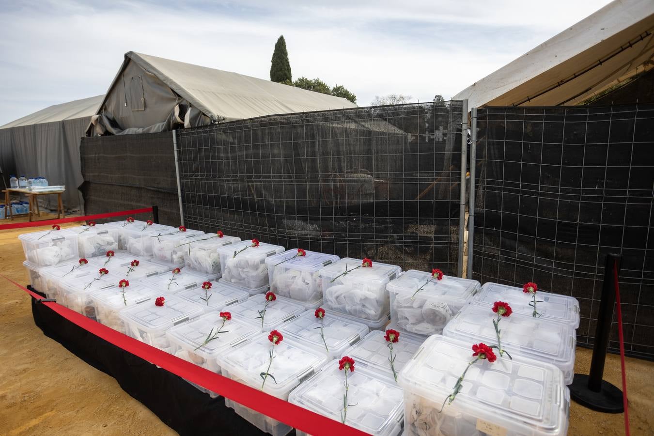 Los llantos y los aplausos se mezclaron ayer en el entierro de los restos de las víctimas de la fosa de Pico Reja