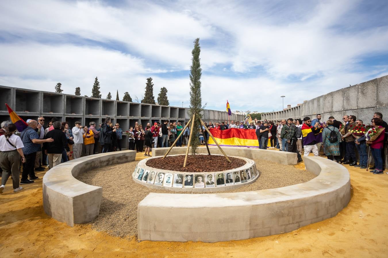 Los llantos y los aplausos se mezclaron ayer en el entierro de los restos de las víctimas de la fosa de Pico Reja