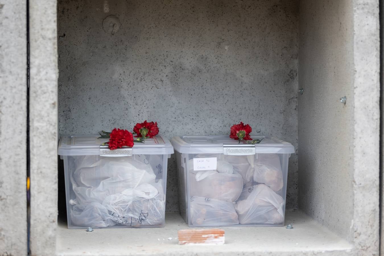 Los llantos y los aplausos se mezclaron ayer en el entierro de los restos de las víctimas de la fosa de Pico Reja