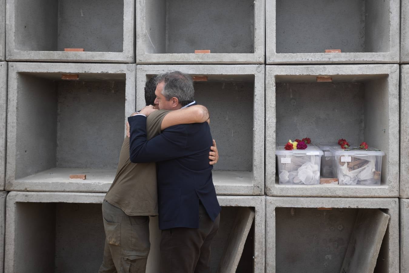 Los llantos y los aplausos se mezclaron ayer en el entierro de los restos de las víctimas de la fosa de Pico Reja