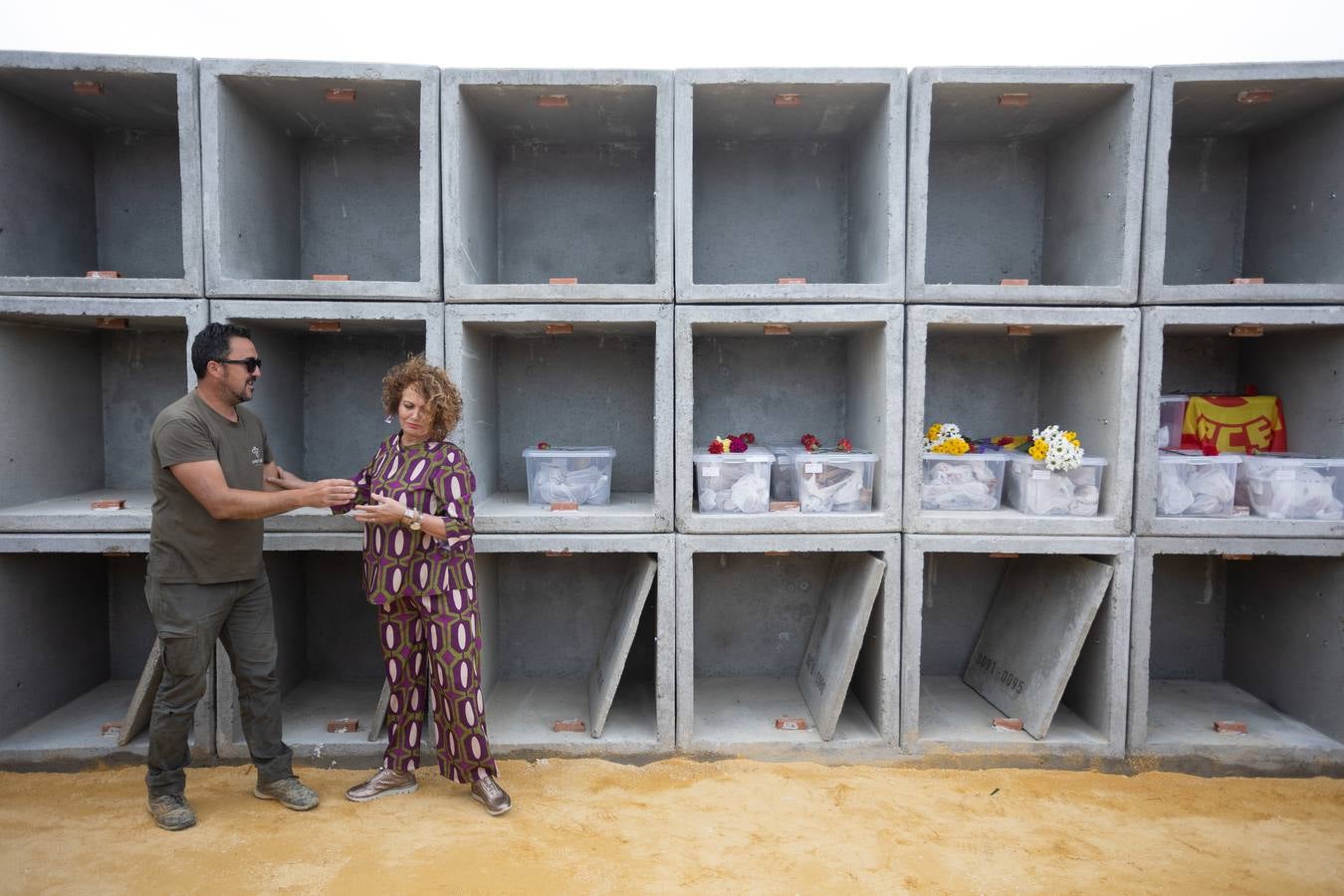 Los llantos y los aplausos se mezclaron ayer en el entierro de los restos de las víctimas de la fosa de Pico Reja