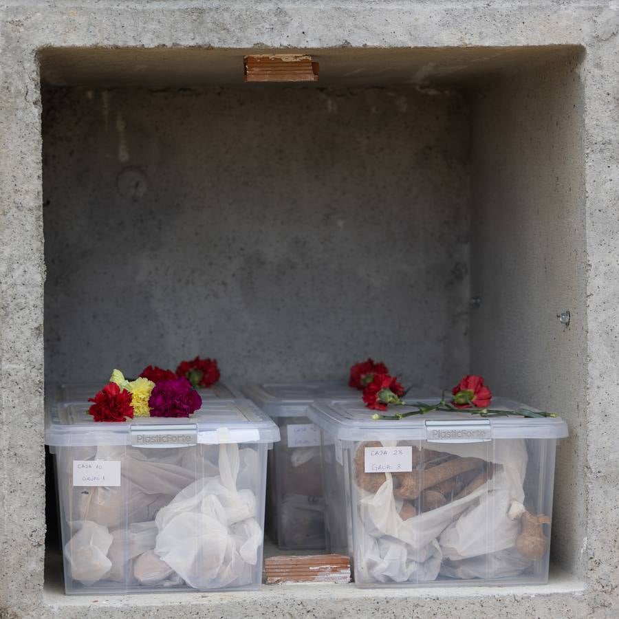 Los llantos y los aplausos se mezclaron ayer en el entierro de los restos de las víctimas de la fosa de Pico Reja