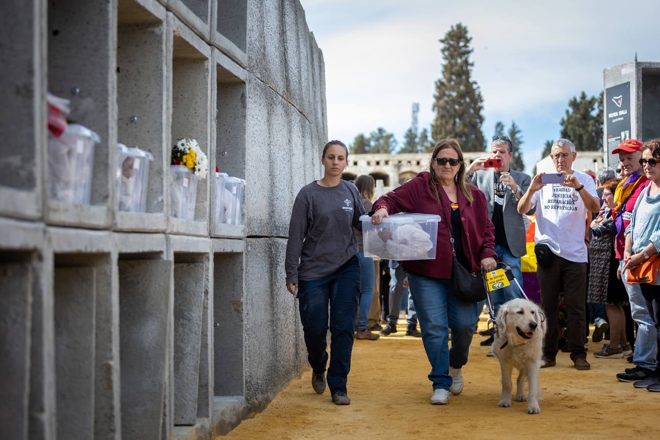 Los llantos y los aplausos se mezclaron ayer en el entierro de los restos de las víctimas de la fosa de Pico Reja