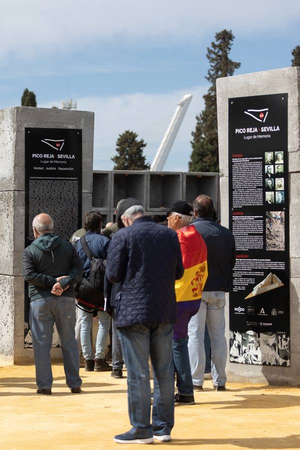 Los llantos y los aplausos se mezclaron ayer en el entierro de los restos de las víctimas de la fosa de Pico Reja