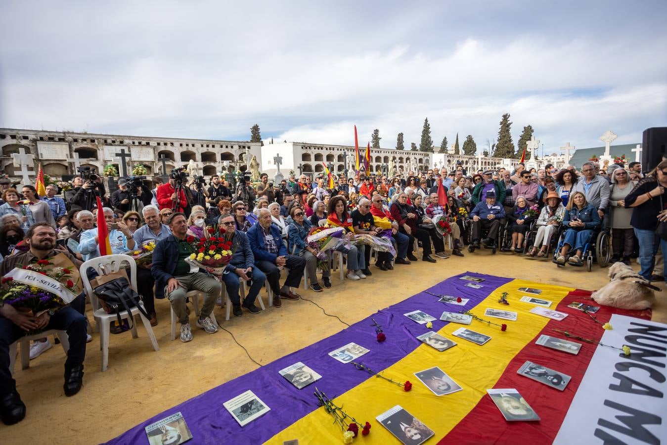Los llantos y los aplausos se mezclaron ayer en el entierro de los restos de las víctimas de la fosa de Pico Reja