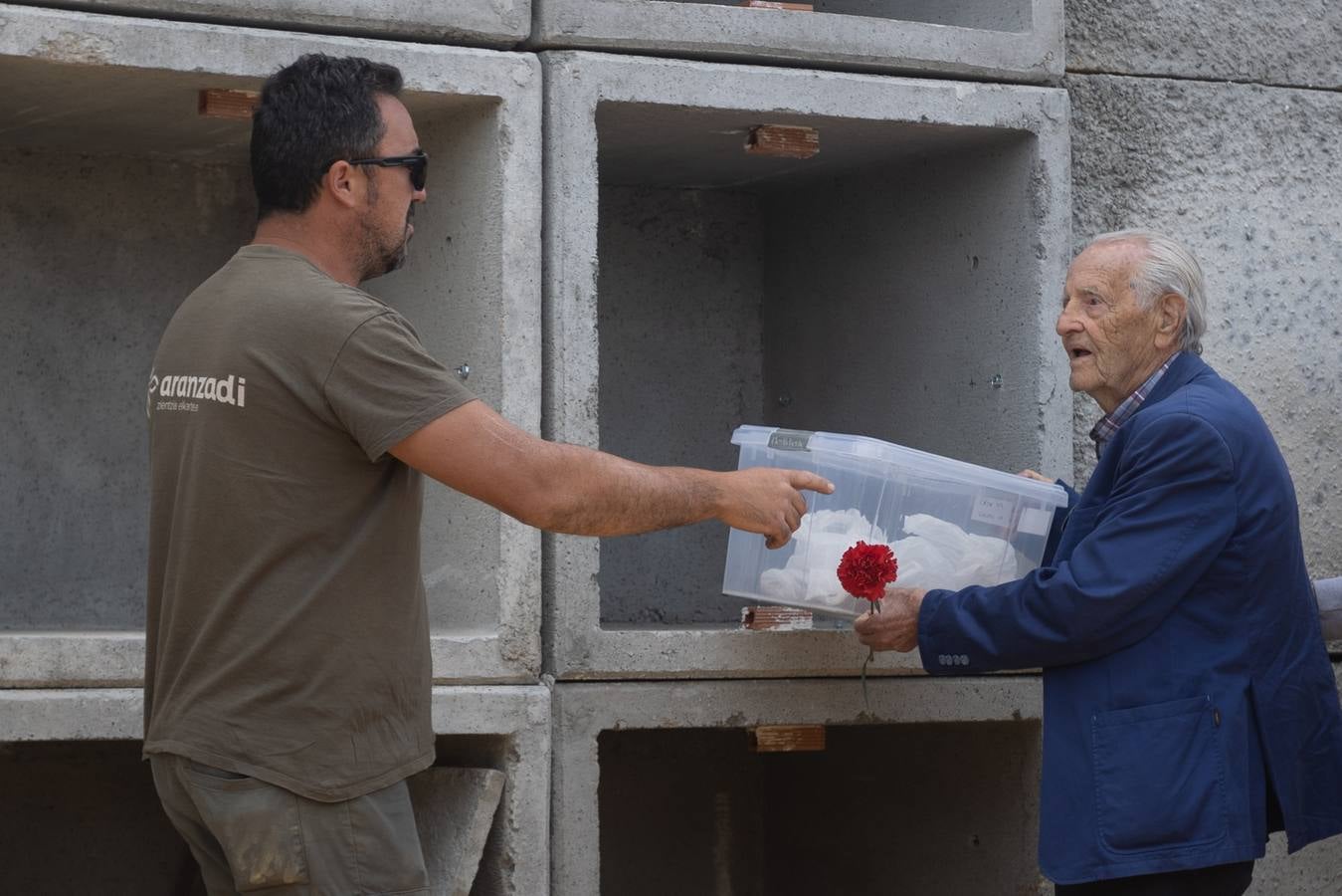 Los llantos y los aplausos se mezclaron ayer en el entierro de los restos de las víctimas de la fosa de Pico Reja