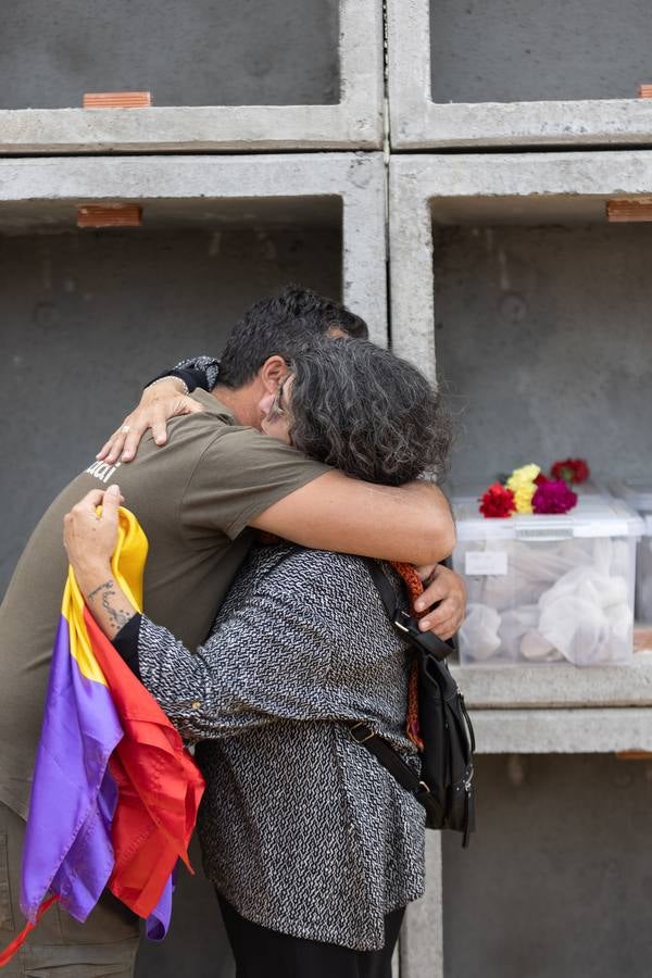 Los llantos y los aplausos se mezclaron ayer en el entierro de los restos de las víctimas de la fosa de Pico Reja