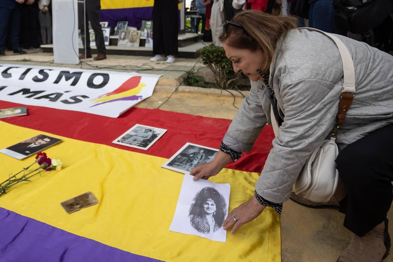 Los llantos y los aplausos se mezclaron ayer en el entierro de los restos de las víctimas de la fosa de Pico Reja