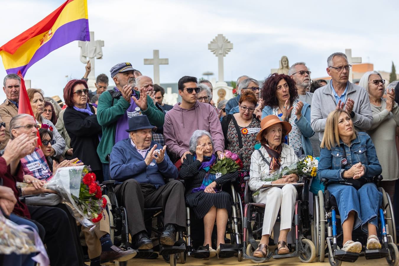 Los llantos y los aplausos se mezclaron ayer en el entierro de los restos de las víctimas de la fosa de Pico Reja