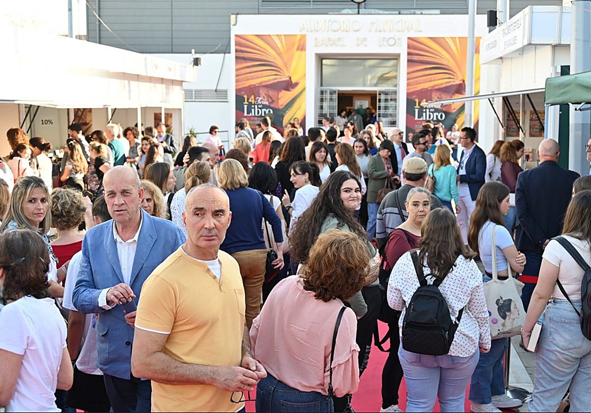 La Feria del Libro de Tomares ha contado con una enorme afluencia de público