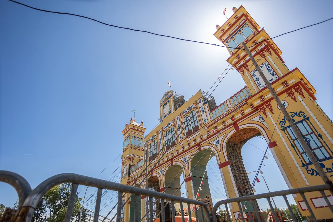 La construcción de las casetas y el montaje de los primeros cacharritos de la Feria de Sevilla 2023