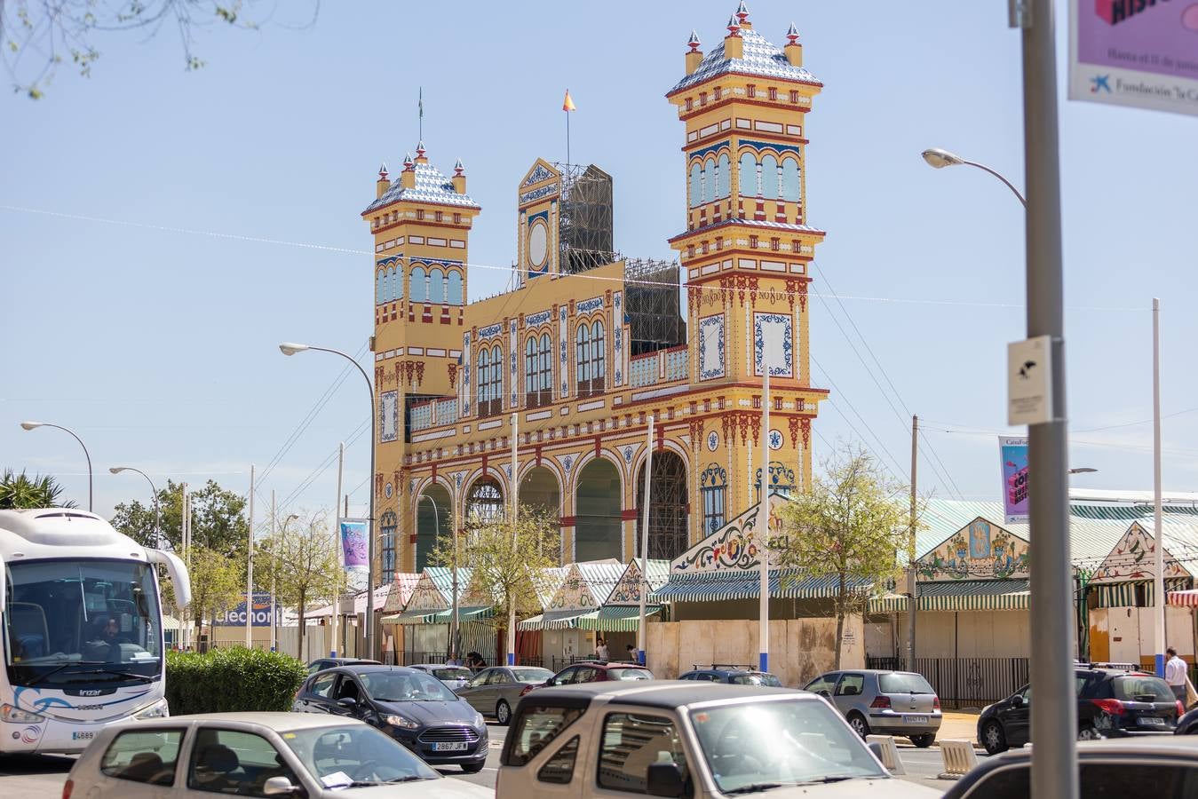 La construcción de las casetas y el montaje de los primeros cacharritos de la Feria de Sevilla 2023