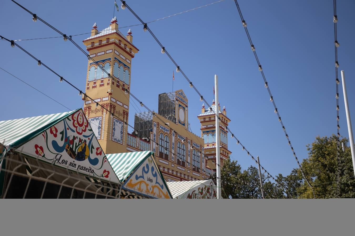 La construcción de las casetas y el montaje de los primeros cacharritos de la Feria de Sevilla 2023