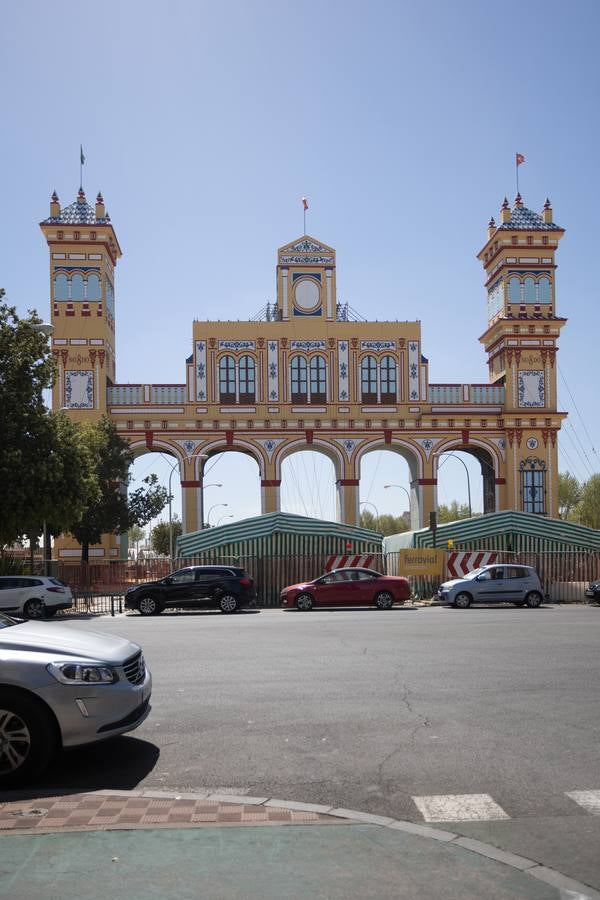La construcción de las casetas y el montaje de los primeros cacharritos de la Feria de Sevilla 2023