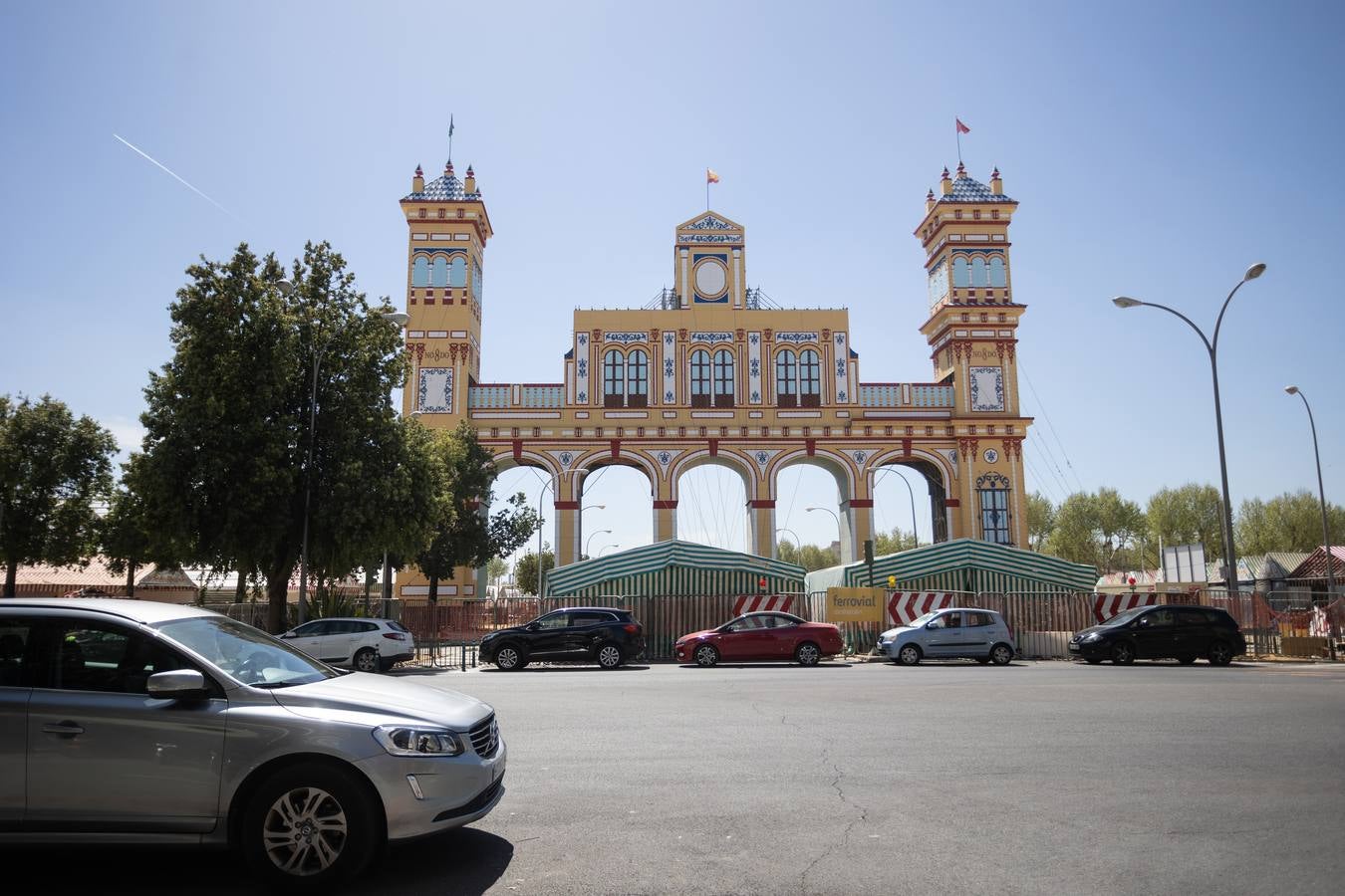 La construcción de las casetas y el montaje de los primeros cacharritos de la Feria de Sevilla 2023