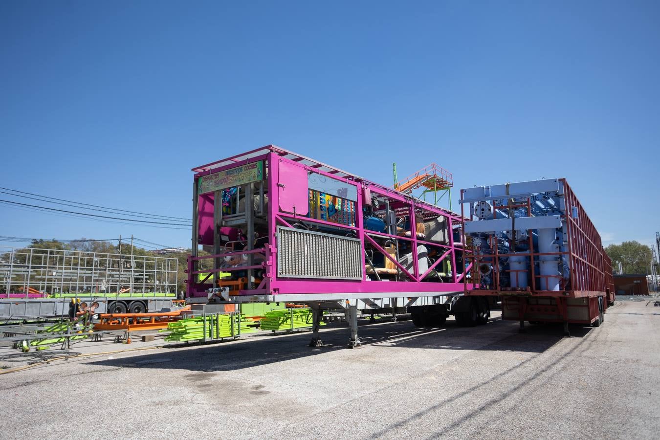 La construcción de las casetas y el montaje de los primeros cacharritos de la Feria de Sevilla 2023