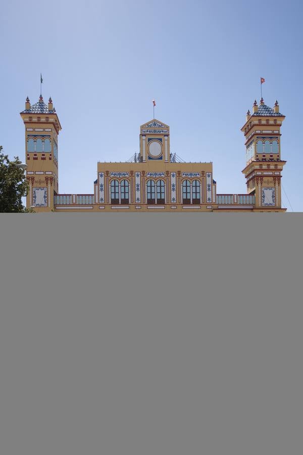 La construcción de las casetas y el montaje de los primeros cacharritos de la Feria de Sevilla 2023