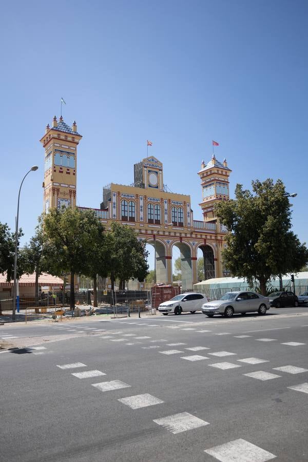 La construcción de las casetas y el montaje de los primeros cacharritos de la Feria de Sevilla 2023
