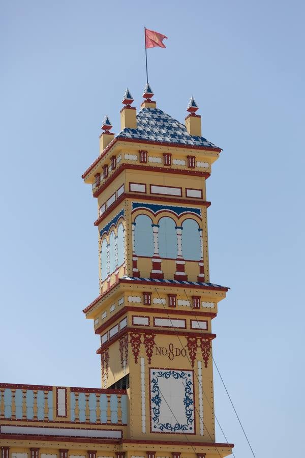 La construcción de las casetas y el montaje de los primeros cacharritos de la Feria de Sevilla 2023