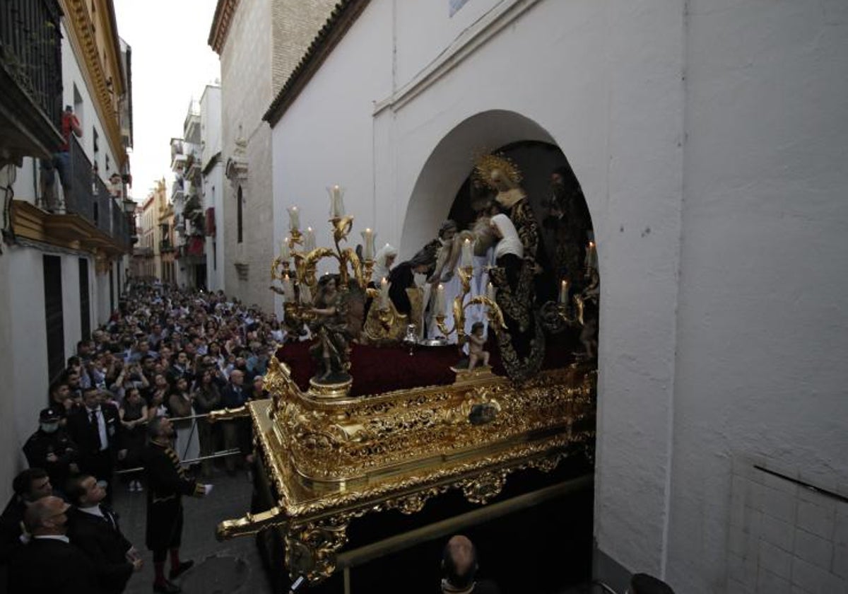 Salida del misterio de la cofradía de la Mortaja desde el antiguo convento de la Paz