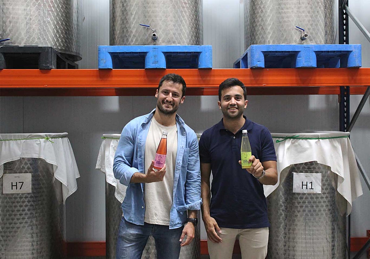 Los fundadores de Víver Kombucha en su fábrica de Atarfe (Granada)
