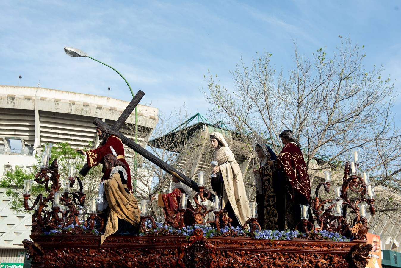 La hermandad de La Misión tuvo una estación de penitencia espléndida este Viernes de Dolores