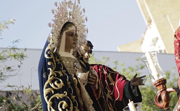 La Virgen del Amparo centra la trasera del Misterio de la Misión junto a San Juan Evangelista