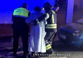 Evacuadas al hospital cinco personas, entre ellas tres menores, tras el incendio en una vivienda en Sevilla