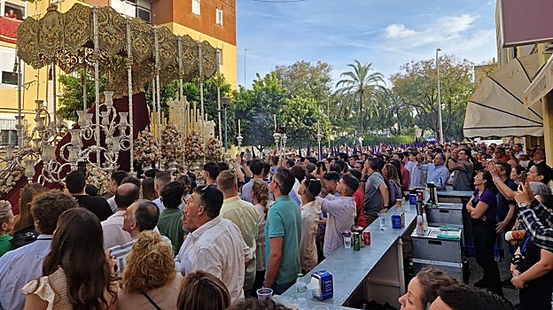 La Virgen del Amor pasando ante un bar en Pino Montano