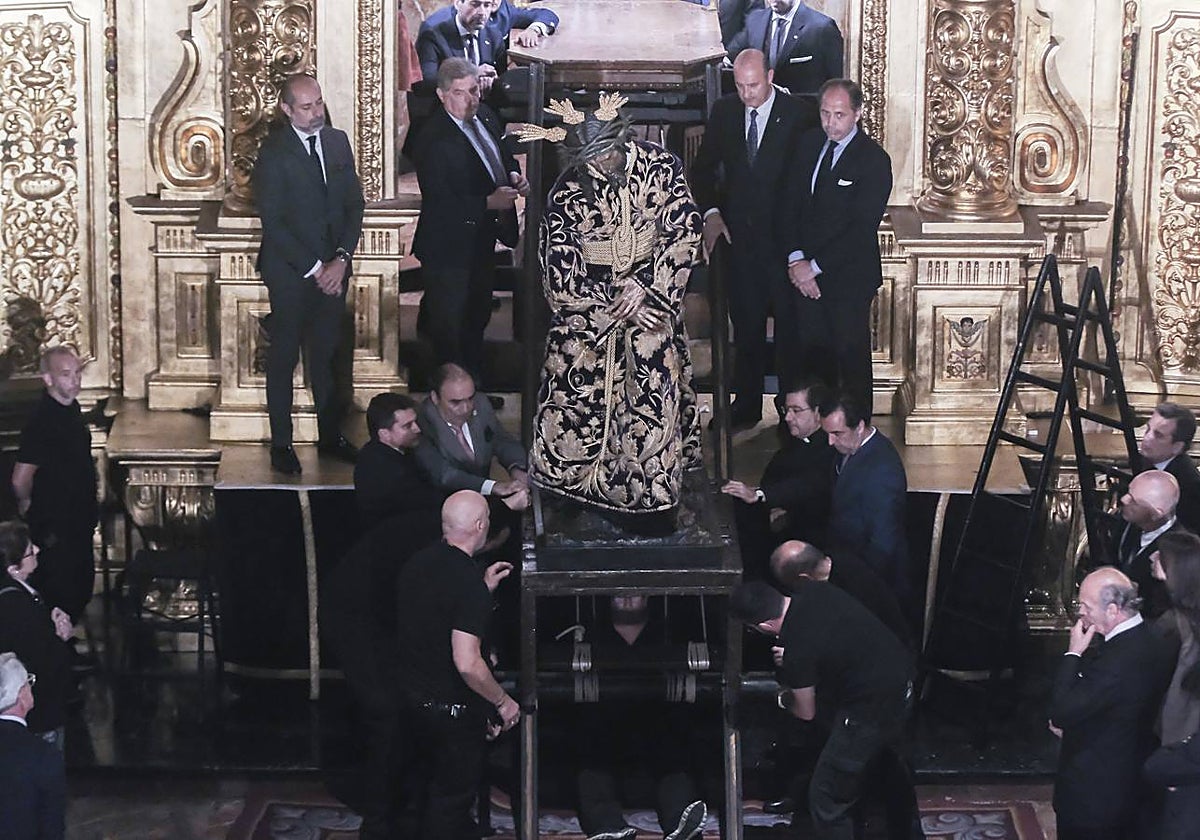 Un momento de la bajada del Gran Poder para su besamanos