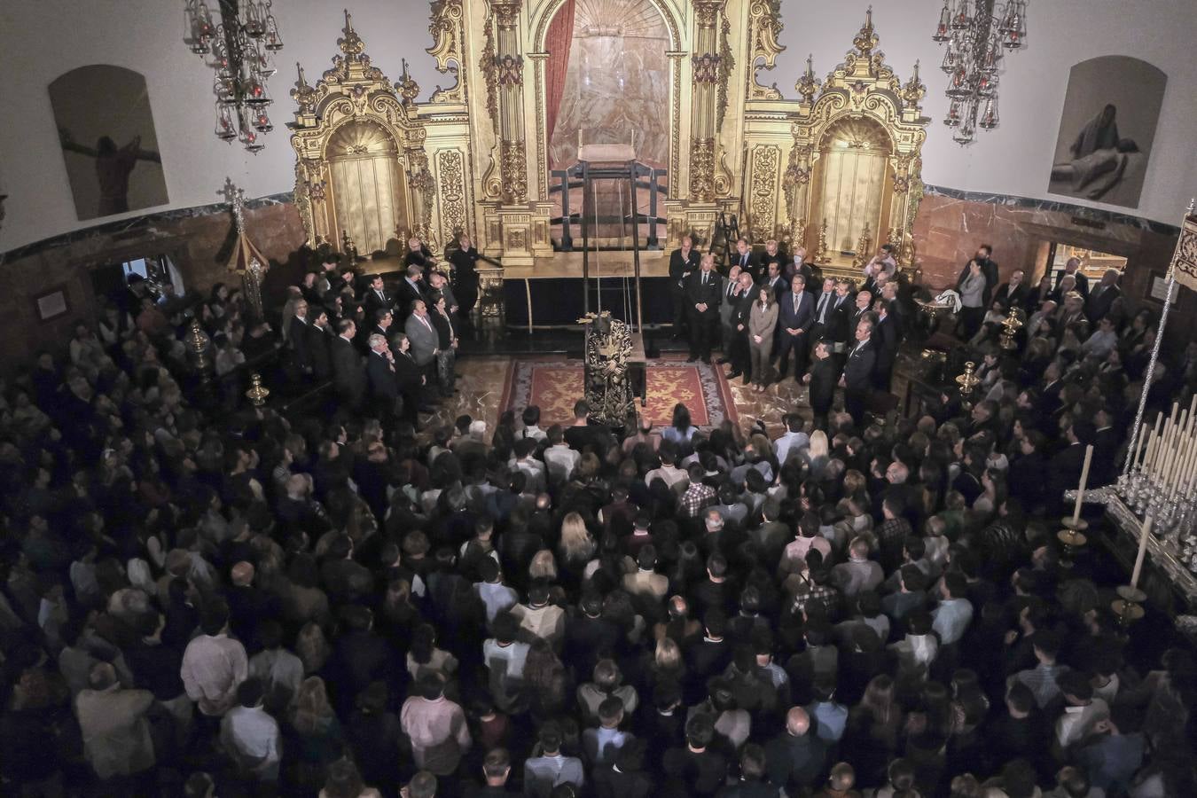 Imagen de un momento de la bajada del Gran Poder para su besamanos