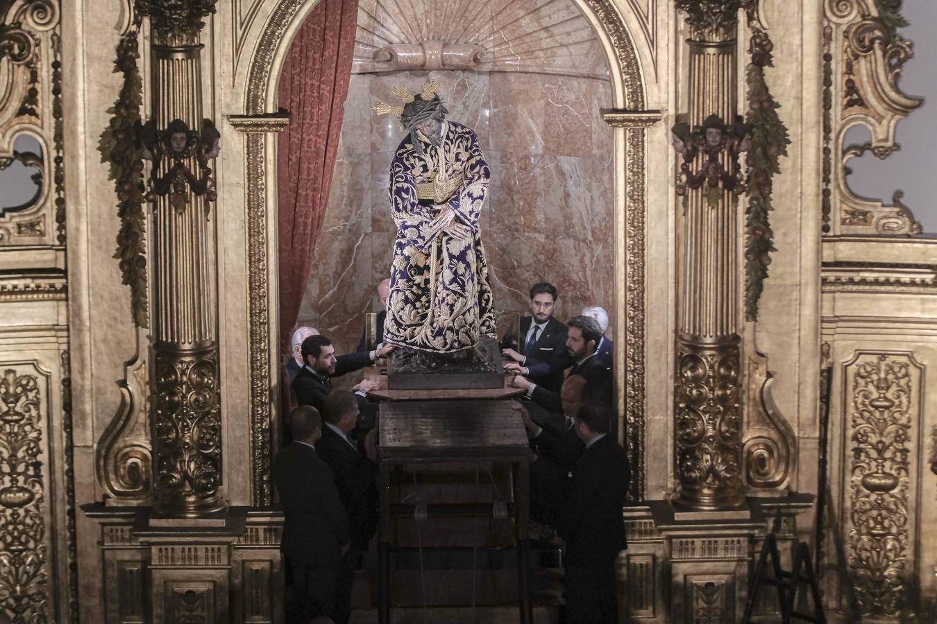 Imagen de un momento de la bajada del Gran Poder para su besamanos