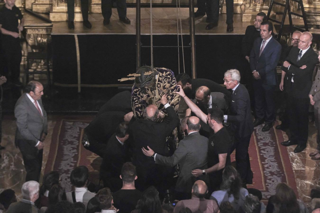 Imagen de un momento de la bajada del Gran Poder para su besamanos