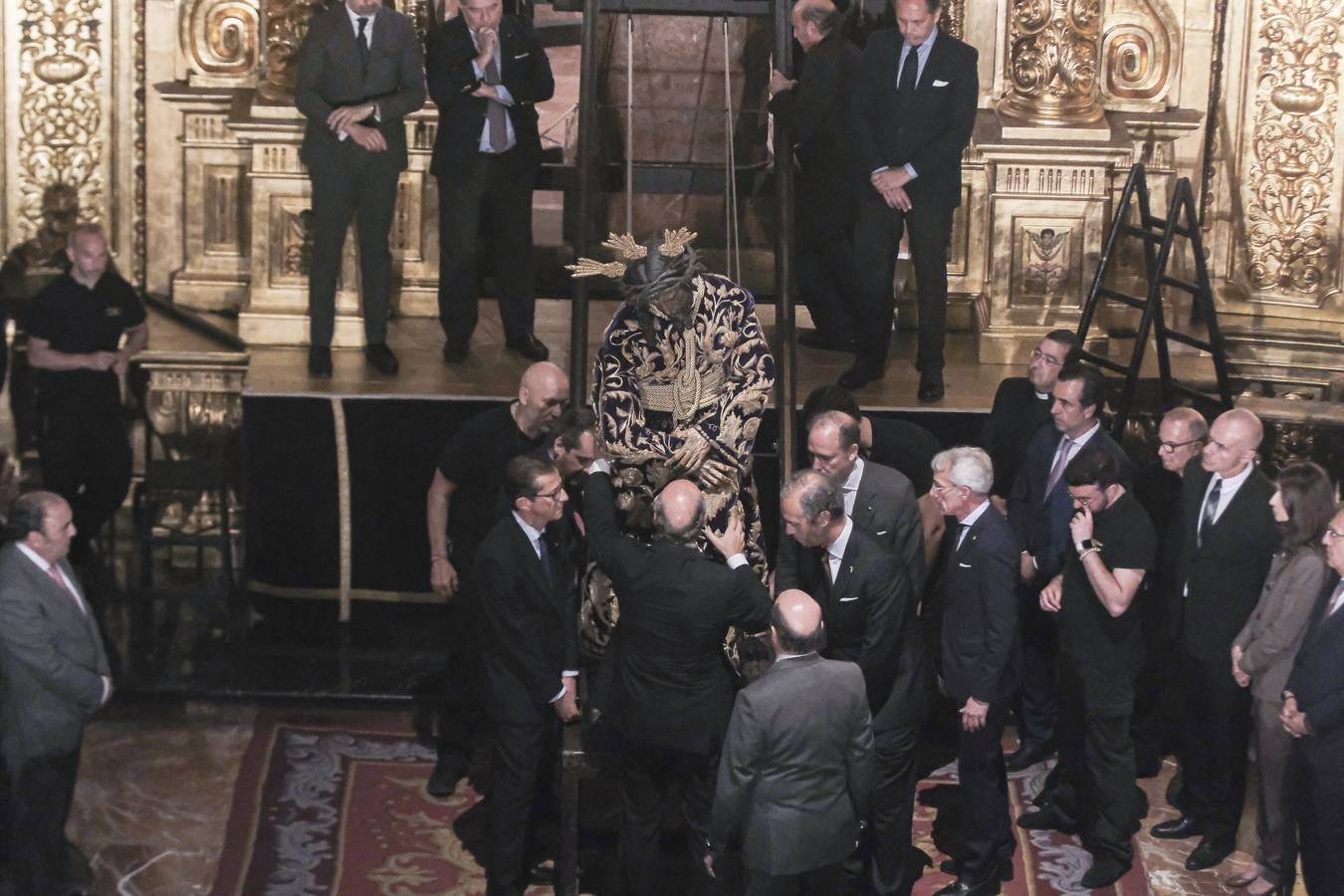 Imagen de un momento de la bajada del Gran Poder para su besamanos