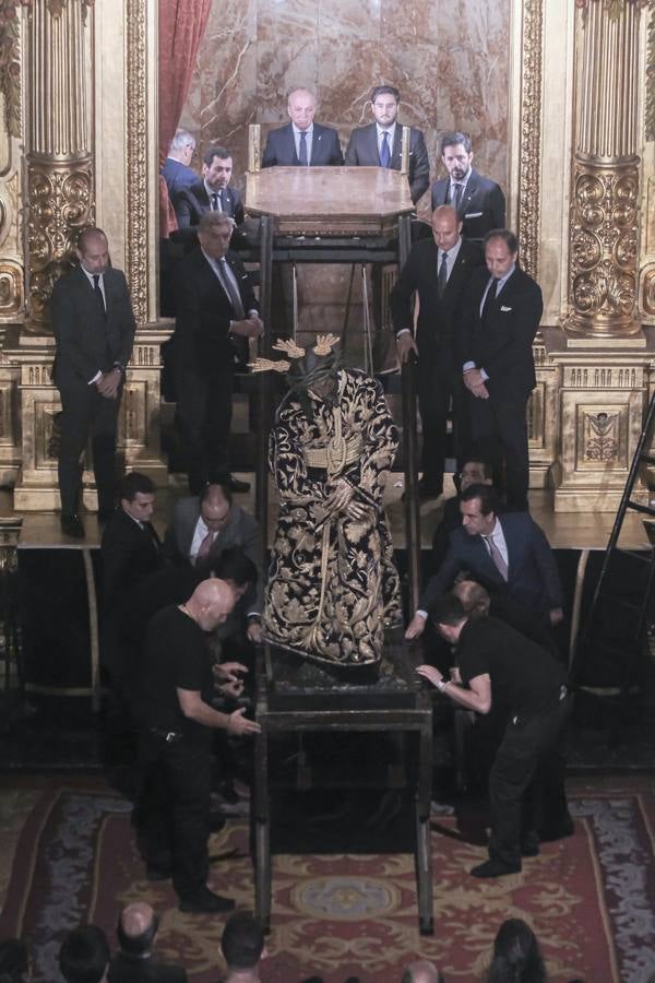 Imagen de un momento de la bajada del Gran Poder para su besamanos