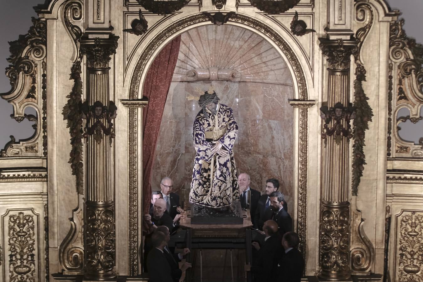 Imagen de un momento de la bajada del Gran Poder para su besamanos