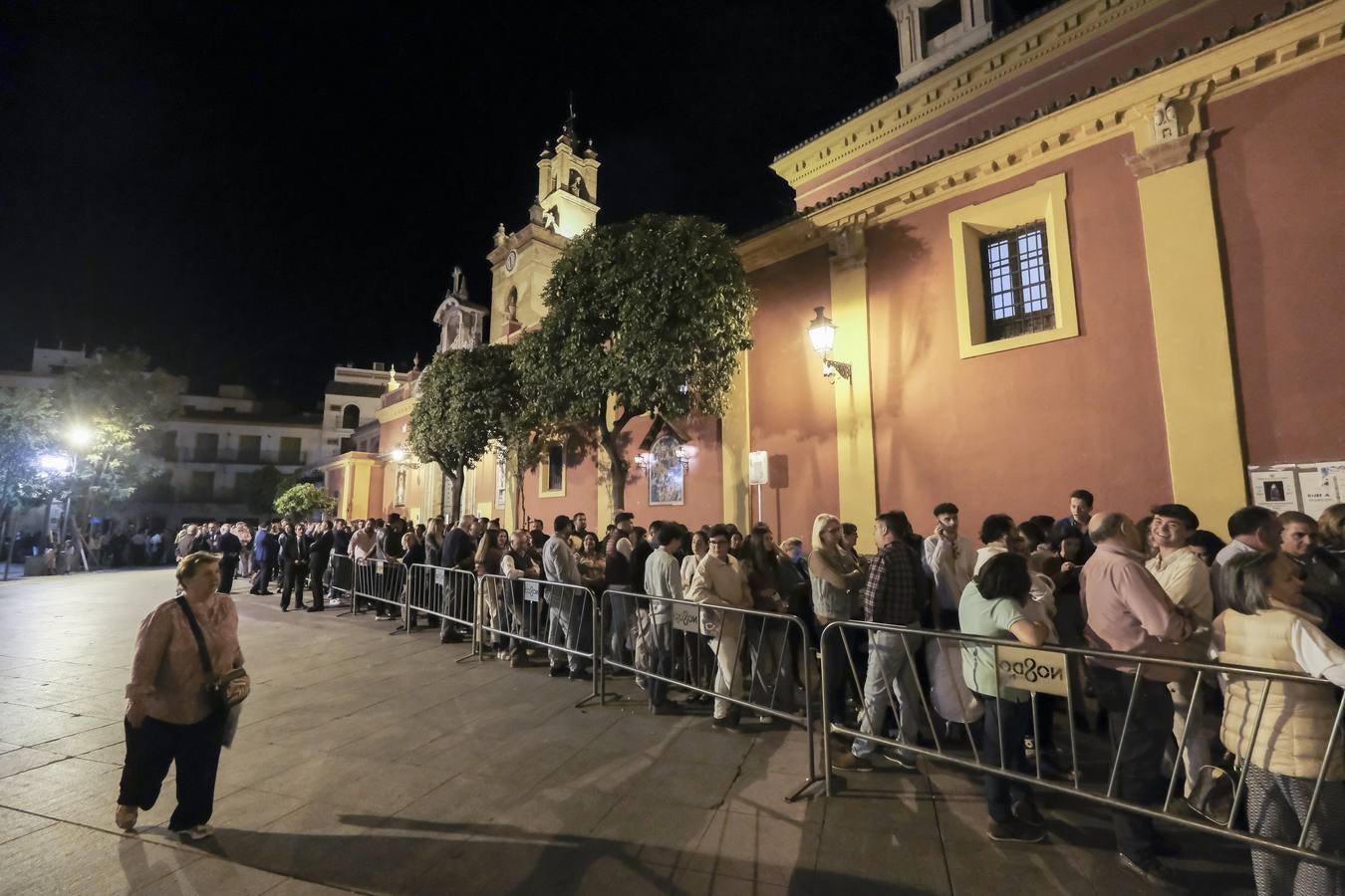Cola para entrar en la basílica del Gran Poder