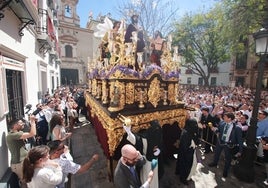 Jesús Despojado, radiante por las calles de Sevilla en su nueva túnica