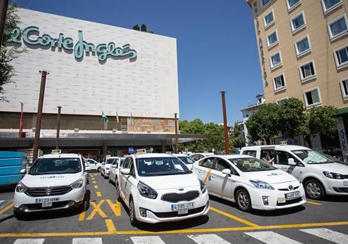 Taxis aparcados en la parada de la plaza del Duque de Sevilla
