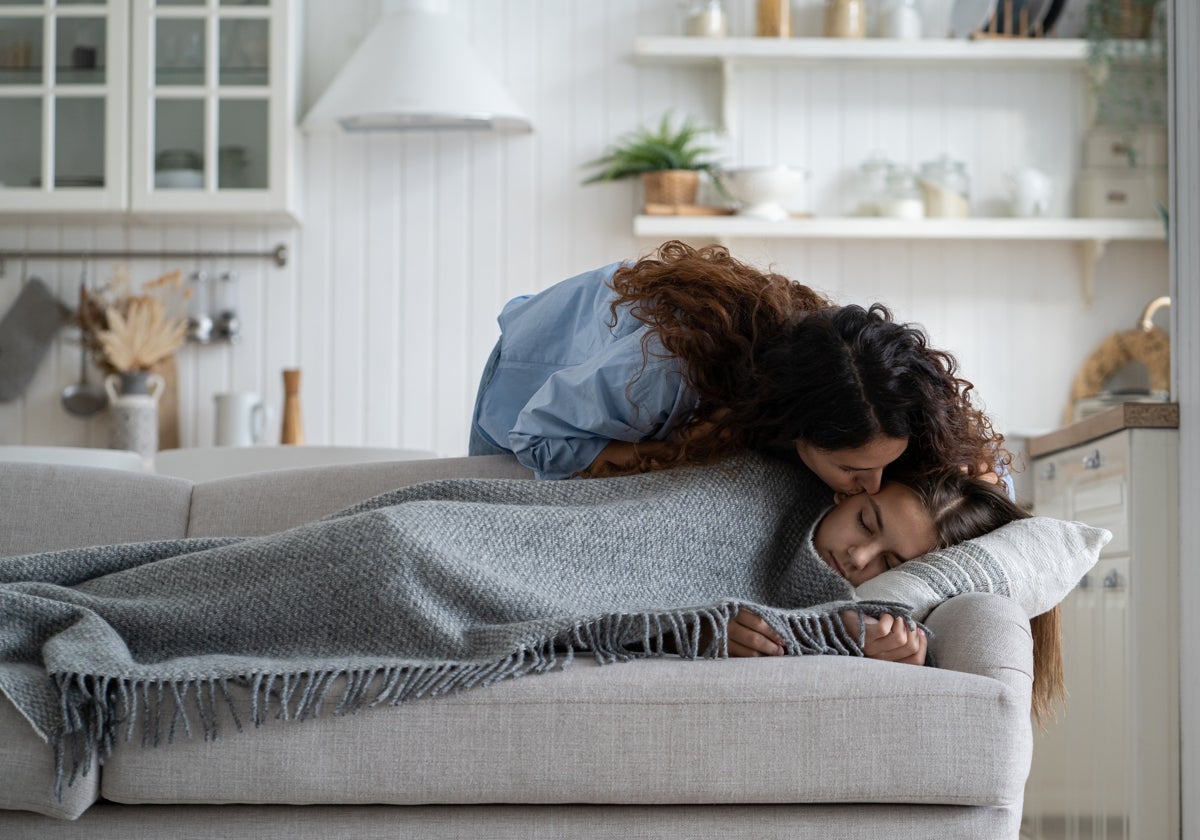 Fotografía de madre dándole un beso a su hija