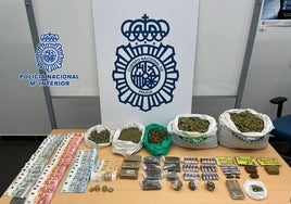 Casi cuatro kilos de droga incautados en un chalet de Pino Montano en el que los compradores «hacían cola»